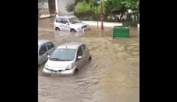 Ένα ακόμα βίντεο από το Περιστέρι: Τα αμάξια έχουν σχεδόν καλυφθεί από το νερό και κάδος πάει... βόλτα - Φωτογραφία 1