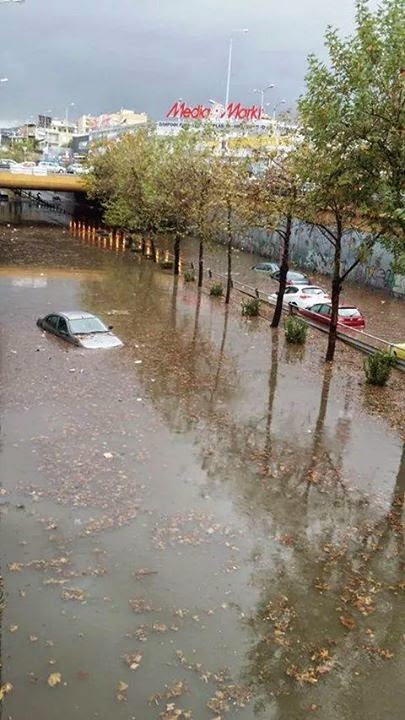 ΑΠΙΣΤΕΥΤΗ φωτογραφία από το Περιστέρι: Αυτοκίνητα έχουν βυθιστεί από τα νερά - Φωτογραφία 2