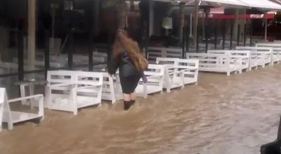 Μικρή Βενετία έγινε το Μπουρνάζι - Τα νερά έφτασαν τις καρέκλες των καταστημάτων [video] - Φωτογραφία 1