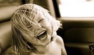 Το γέλιο βελτιώνει την ικανότητα μάθησης του παιδιού και τη μνήμη του - Φωτογραφία 1