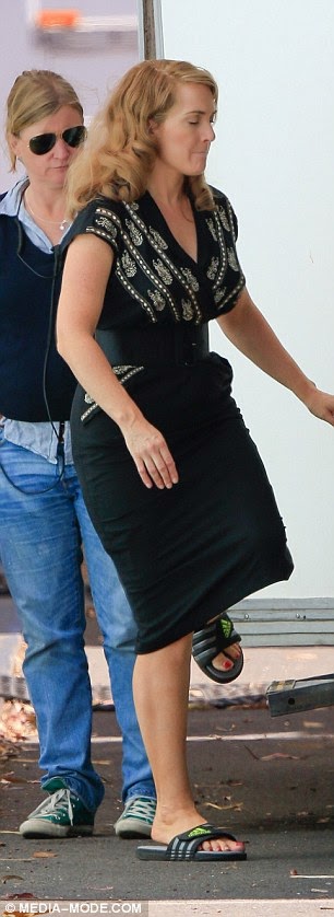 Αγνώριστη η Κέιτ Γουίνσλετ - Υπέρβαρη, με πλαστικές σαγιονάρες - Φωτογραφία 5