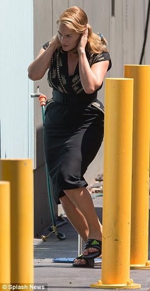 Αγνώριστη η Κέιτ Γουίνσλετ - Υπέρβαρη, με πλαστικές σαγιονάρες - Φωτογραφία 8