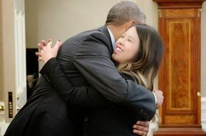 Τη νοσοκόμα που νίκησε τον Εμπολα αγκάλιασε ο Ομπάμα - Φωτογραφία 1