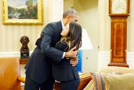 Τη νοσοκόμα που νίκησε τον Εμπολα αγκάλιασε ο Ομπάμα - Φωτογραφία 3