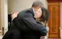 Τη νοσοκόμα που νίκησε τον Εμπολα αγκάλιασε ο Ομπάμα - Φωτογραφία 1