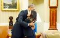 Τη νοσοκόμα που νίκησε τον Εμπολα αγκάλιασε ο Ομπάμα - Φωτογραφία 3