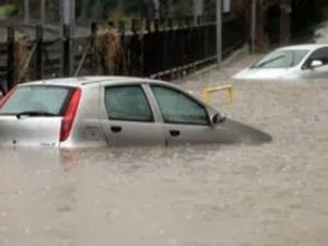 Καταγραφή των ζημιών από τις πλημμύρες - Σχεδόν 300 αυτοκίνητα παρασύρθηκαν από τα νερά - Φωτογραφία 1