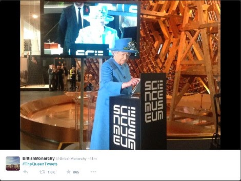 Η βασίλισσα Ελισάβετ τουιτάρει για πρώτη φορά: Τι έγραψε και έγινε πανζουρλισμός από retweets - Φωτογραφία 2