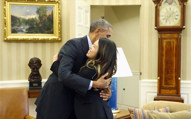 Ποιον και γιατί αγκάλιασε ο Μπάρακ Ομπάμα - Φωτογραφία 1