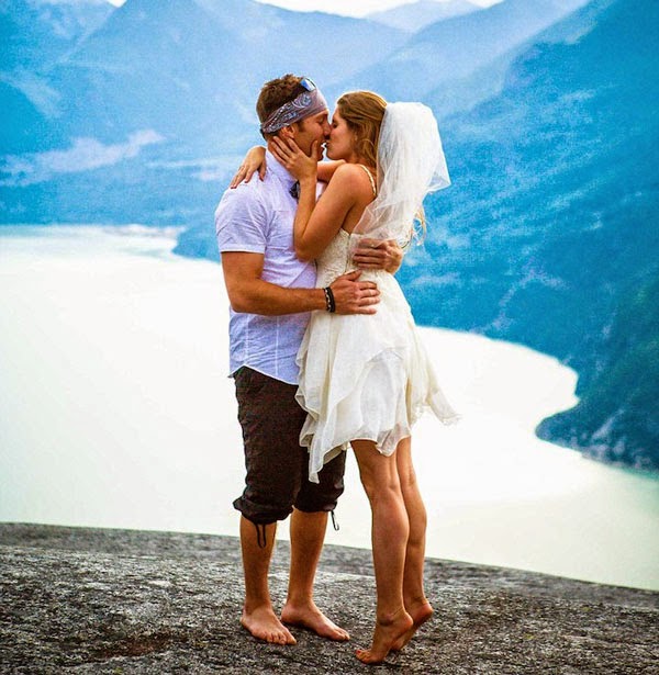 Οι τρέλα τελικά πάει στα βουνά: Ανέβηκαν στα 400 μέτρα για να παντρευτούν...Απίστευτες εικόνες! [photos] - Φωτογραφία 2
