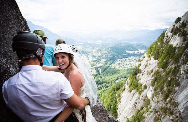 Οι τρέλα τελικά πάει στα βουνά: Ανέβηκαν στα 400 μέτρα για να παντρευτούν...Απίστευτες εικόνες! [photos] - Φωτογραφία 4