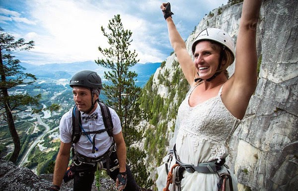Οι τρέλα τελικά πάει στα βουνά: Ανέβηκαν στα 400 μέτρα για να παντρευτούν...Απίστευτες εικόνες! [photos] - Φωτογραφία 5