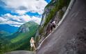 Οι τρέλα τελικά πάει στα βουνά: Ανέβηκαν στα 400 μέτρα για να παντρευτούν...Απίστευτες εικόνες! [photos]