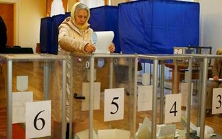 Άνοιξαν οι κάλπες για τις βουλευτικές εκλογές στην Ουκρανία - Φωτογραφία 1
