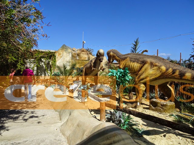 Δεινόσαυρος έκανε την εμφάνιση του σε...πάρκο στο Ηράκλειο - Ένα ταξίδι στον κόσμο του Dinosauria [video + photos] - Φωτογραφία 3