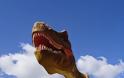 Δεινόσαυρος έκανε την εμφάνιση του σε...πάρκο στο Ηράκλειο - Ένα ταξίδι στον κόσμο του Dinosauria [video + photos]