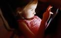 Γιατί δεν πρέπει να δίνουμε tablet στα νήπια: Τι κινδύνους εγκυμονεί η χρήση από μικρή ηλικία