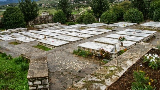 Συγκλονιστικό φωτογραφικό οδοιπορικό: Ανάμεσα τους τάφους των νεκρών στρατιωτών του έπους του 40! [photos] - Φωτογραφία 1