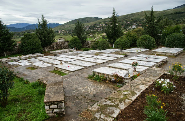 Συγκλονιστικό φωτογραφικό οδοιπορικό: Ανάμεσα τους τάφους των νεκρών στρατιωτών του έπους του 40! [photos] - Φωτογραφία 10