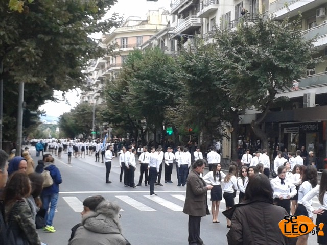 Σε εξέλιξη η μαθητική παρέλαση στο κέντρο της Θεσσαλονίκης... [photos] - Φωτογραφία 2