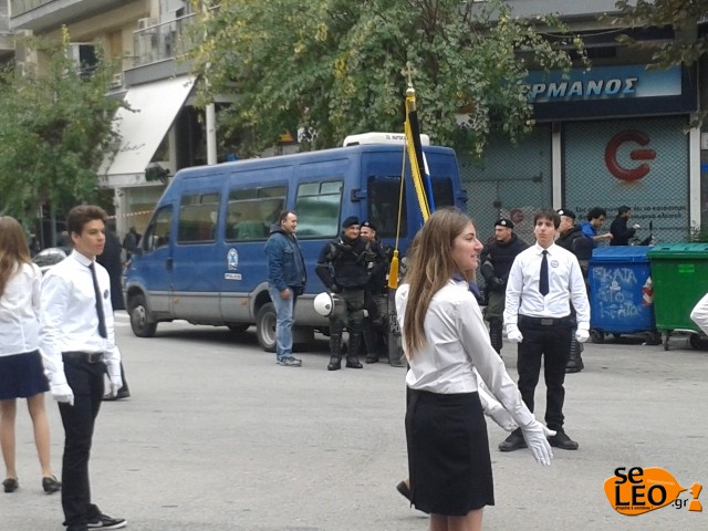 Σε εξέλιξη η μαθητική παρέλαση στο κέντρο της Θεσσαλονίκης... [photos] - Φωτογραφία 3