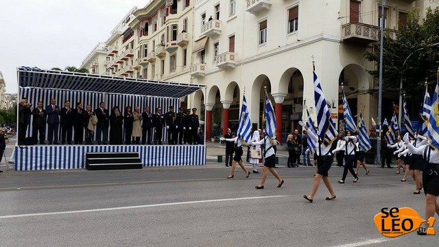 Σε εξέλιξη η μαθητική παρέλαση στο κέντρο της Θεσσαλονίκης... [photos] - Φωτογραφία 4