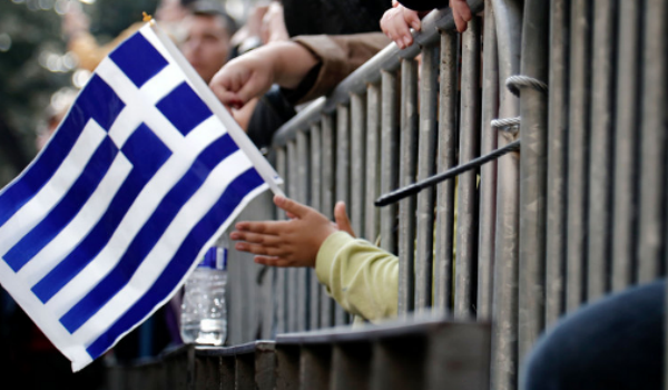 Θεσσαλονίκη: Αγανάκτηση για τα κάγκελα, με το... κιάλι η μαθητική παρέλαση - Φωτογραφία 1