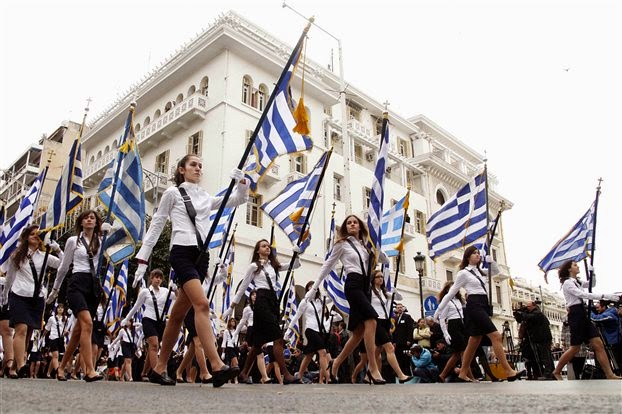Ολοκληρώθηκε η μαθητική παρέλαση στη Θεσσαλονίκη: Το μίνι είχε και πάλι την τιμητική του...[photo] - Φωτογραφία 1