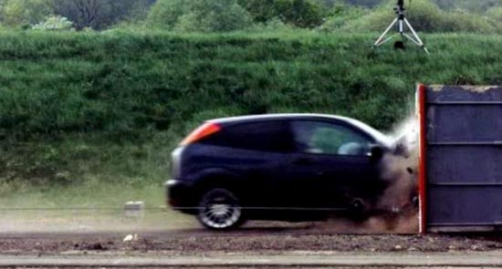 ΣΟΚΑΡΙΣΤΙΚΟ: Δείτε πως γίνεται ένα αυτοκίνητο που προσκρούει σε τσιμεντένιο τοίχο με 193 χλμ/ώρα... [photos] - Φωτογραφία 1