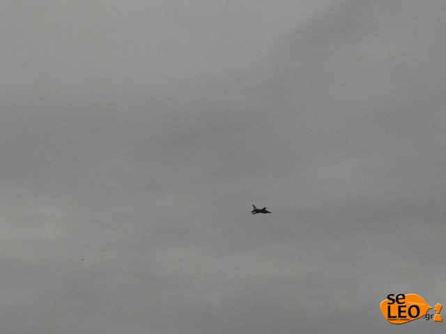 Εντυπωσιακή επίδειξη αεροσκάφους της πολεμικής αεροπορίας στη Θεσσαλονίκη (ΦΩΤΟ-ΒΙΝΤΕΟ) - Φωτογραφία 3