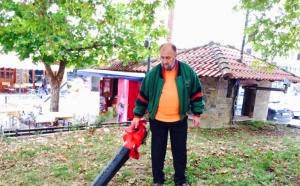 Έπιασε τη... σκούπα (!) ο Δήμαρχος στη Φαρκαδόνα [photos] - Φωτογραφία 1