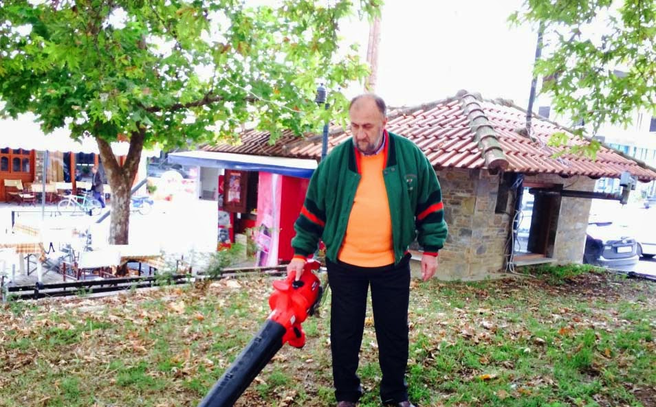 Έπιασε τη... σκούπα (!) ο Δήμαρχος στη Φαρκαδόνα [photos] - Φωτογραφία 2