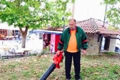 Έπιασε τη... σκούπα (!) ο Δήμαρχος στη Φαρκαδόνα [photos]