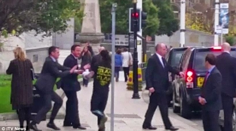Απίστευτο βίντεο: Παρακολουθήστε την επίθεση που δέχθηκε ο Βρετανός πρωθυπουργός από πολίτη [video + photos] - Φωτογραφία 1