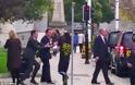 Απίστευτο βίντεο: Παρακολουθήστε την επίθεση που δέχθηκε ο Βρετανός πρωθυπουργός από πολίτη [video + photos] - Φωτογραφία 1