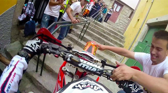 Ένας τρελός αγώνας μοτοσυκλέτας σε στενά δρομάκια της Πορτογαλίας [video] - Φωτογραφία 1