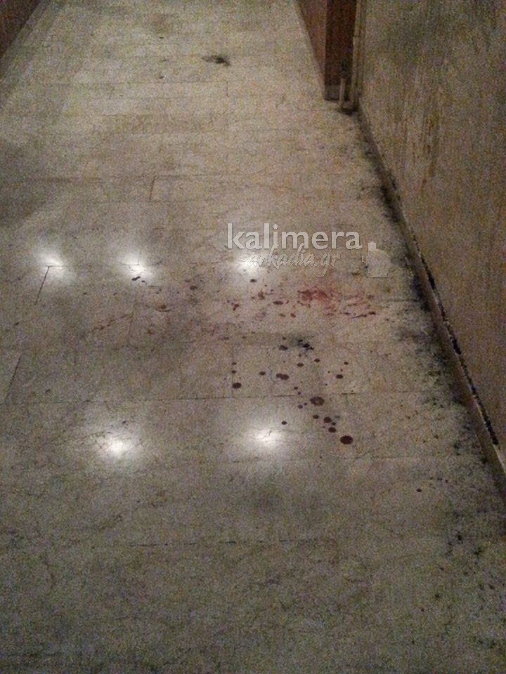 Κηλίδες αίματος στην είσοδο του κτιρίου που βρέθηκε νεκρός ο Θοδωρής Παπαναστασίου [photos] - Φωτογραφία 4