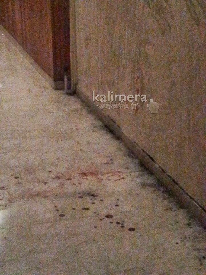 Κηλίδες αίματος στην είσοδο του κτιρίου που βρέθηκε νεκρός ο Θοδωρής Παπαναστασίου [photos] - Φωτογραφία 5