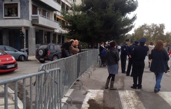 Θεσσαλονίκη: Για λίγους κι αυτή η παρέλαση- Κλειστοί δρόμοι, ΜΑΤ και κάγκελα παντού! [photos] - Φωτογραφία 4