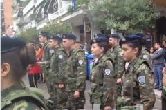 ΦΩΤΟ-Άρωμα γυναίκας στο στρατιωτικό άγημα στην Πάτρα