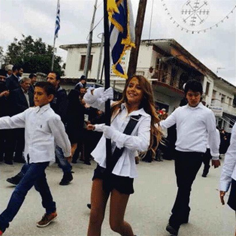 ΣΟΚ: Η κόρη πασίγνωστης τραγουδίστριας Σημαιοφόρος στην παρέλαση με τα μπούτια έξω! [photo] - Φωτογραφία 2