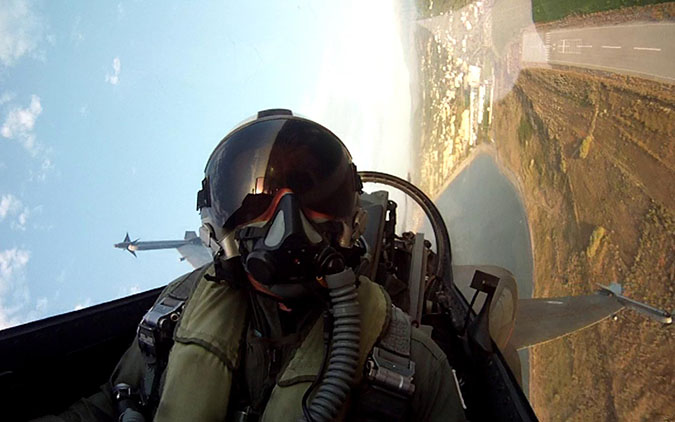 Αυτός είναι ο πιλότος του F-16 που εντυπωσίασε στη στρατιωτική παρέλαση...[photos+video] - Φωτογραφία 4