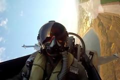 Αυτός είναι ο πιλότος του F-16 που εντυπωσίασε στη στρατιωτική παρέλαση...[photos+video]