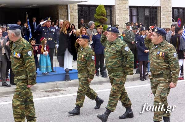 Φωτό και βίντεο από τη στρατιωτική παρέλαση στην Καστοριά - Φωτογραφία 1