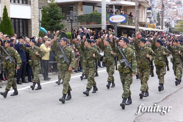 Φωτό και βίντεο από τη στρατιωτική παρέλαση στην Καστοριά - Φωτογραφία 11