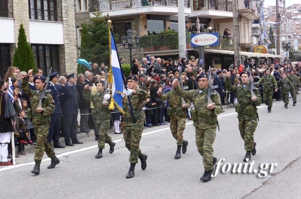 Φωτό και βίντεο από τη στρατιωτική παρέλαση στην Καστοριά - Φωτογραφία 12