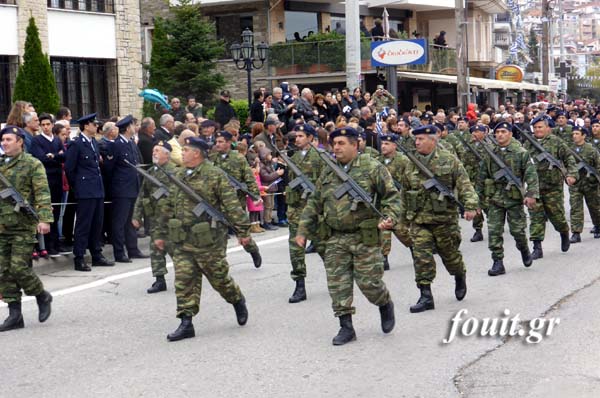 Φωτό και βίντεο από τη στρατιωτική παρέλαση στην Καστοριά - Φωτογραφία 13