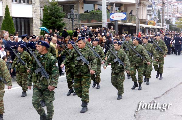 Φωτό και βίντεο από τη στρατιωτική παρέλαση στην Καστοριά - Φωτογραφία 14