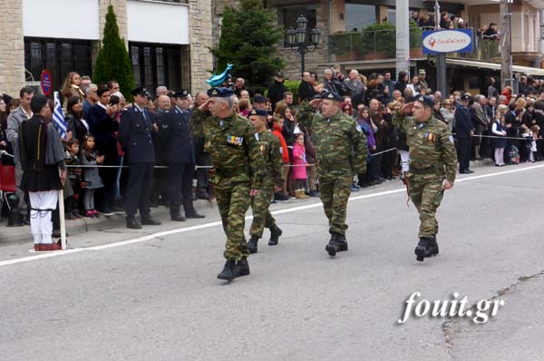 Φωτό και βίντεο από τη στρατιωτική παρέλαση στην Καστοριά - Φωτογραφία 2