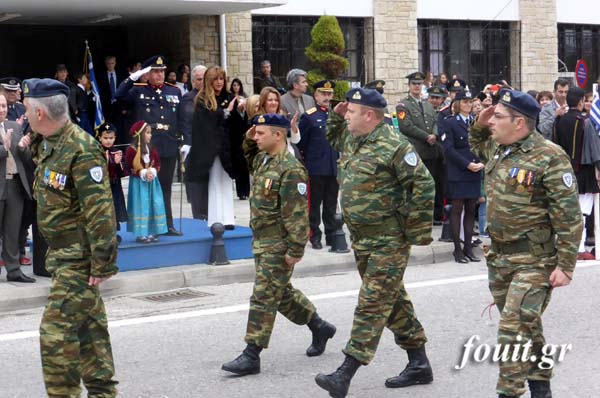 Φωτό και βίντεο από τη στρατιωτική παρέλαση στην Καστοριά - Φωτογραφία 3